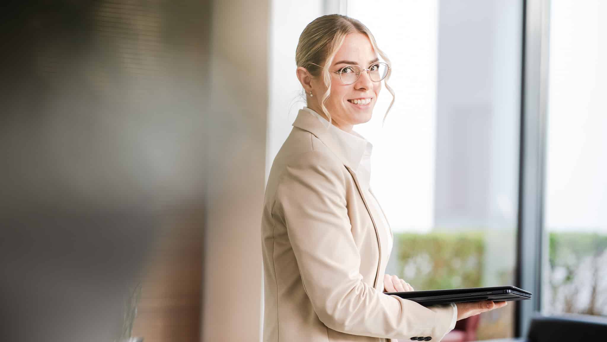 Frau im Büro Steuerfachangestellte